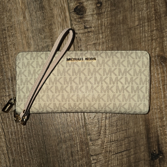 Michael Kors Handbags - Michael Kors Tan Signature Wristlet